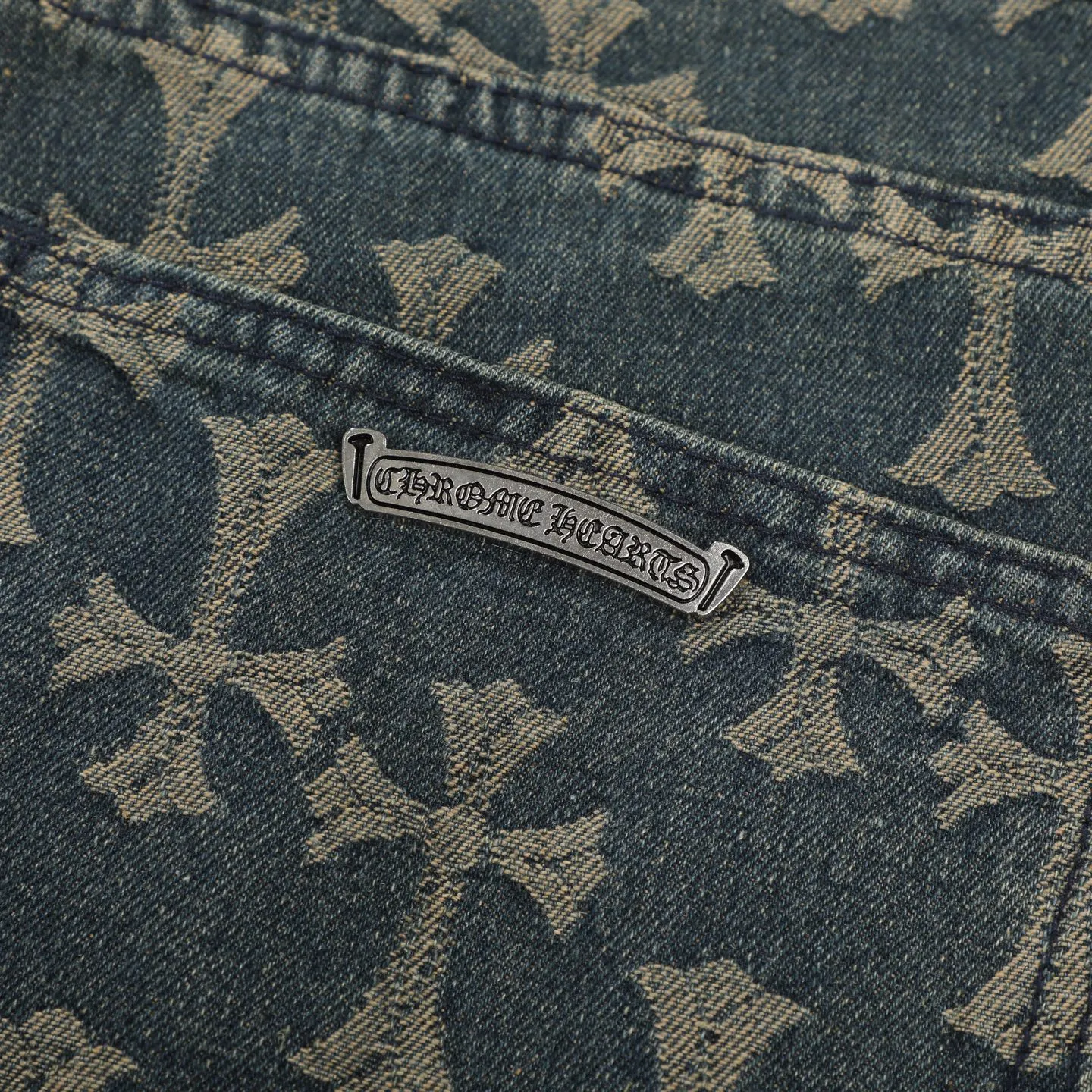 P220 Chrome Hearts｜Chrome Hearts CH all-over jacquard bootcut jeans - the same style as those of Internet celebrities. Cross-printed jeans, with unique cross design elements and all-over printing, full of design sense. It is made of 100% denim cotton fabric with heavy coarse yarn count, which ensures a stiff and tough silhouette while being soft, comfortable and breathable. The lapel is designed with silver buttons and is full of texture.  The classic dark yellow cross logo is all over the pants. They are generous and full of personality without being exaggerated. They are perfect for spring and summer!    Custom hardware! Same style for couples!  The three standards are complete, and the non-market version of the same style for men and women is free to compare and the quality is absolutely guaranteed. Size: 28/30/32/34/36 (s-xxl) Waist: 72/77/82/87/92 Knee: 55/56.5/58/59.5/61 Pants length: 103.5/105.5/107.5/109.5/111.5